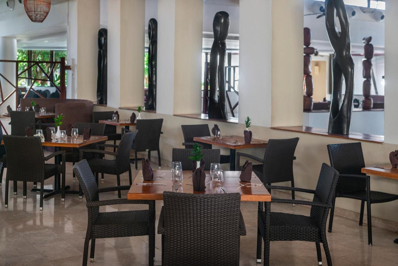 Jewel Palm Beach Пунта-Кана Экстерьер фото The restaurant at the hotel