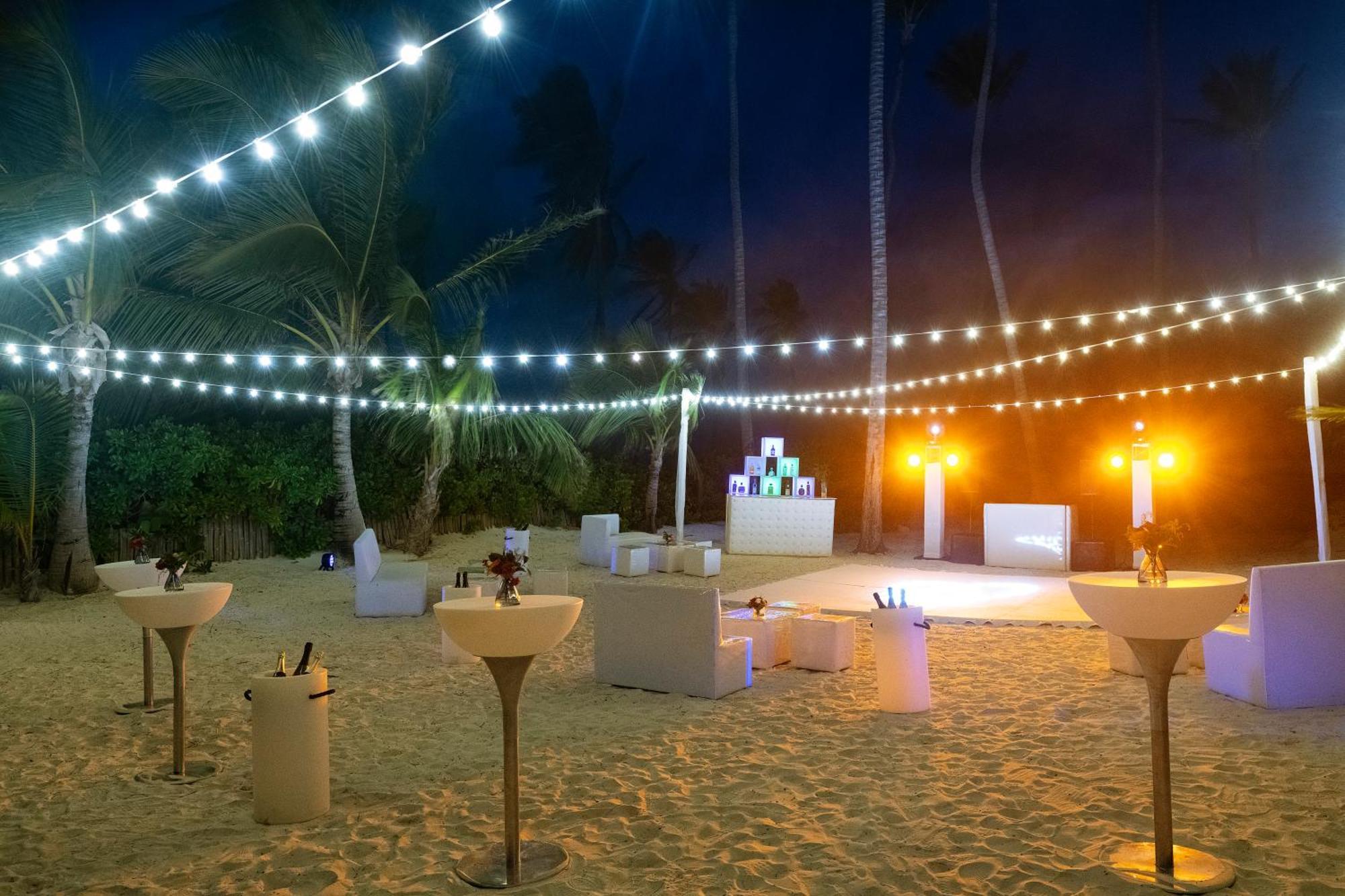 Jewel Palm Beach Пунта-Кана Экстерьер фото Beach bar at night