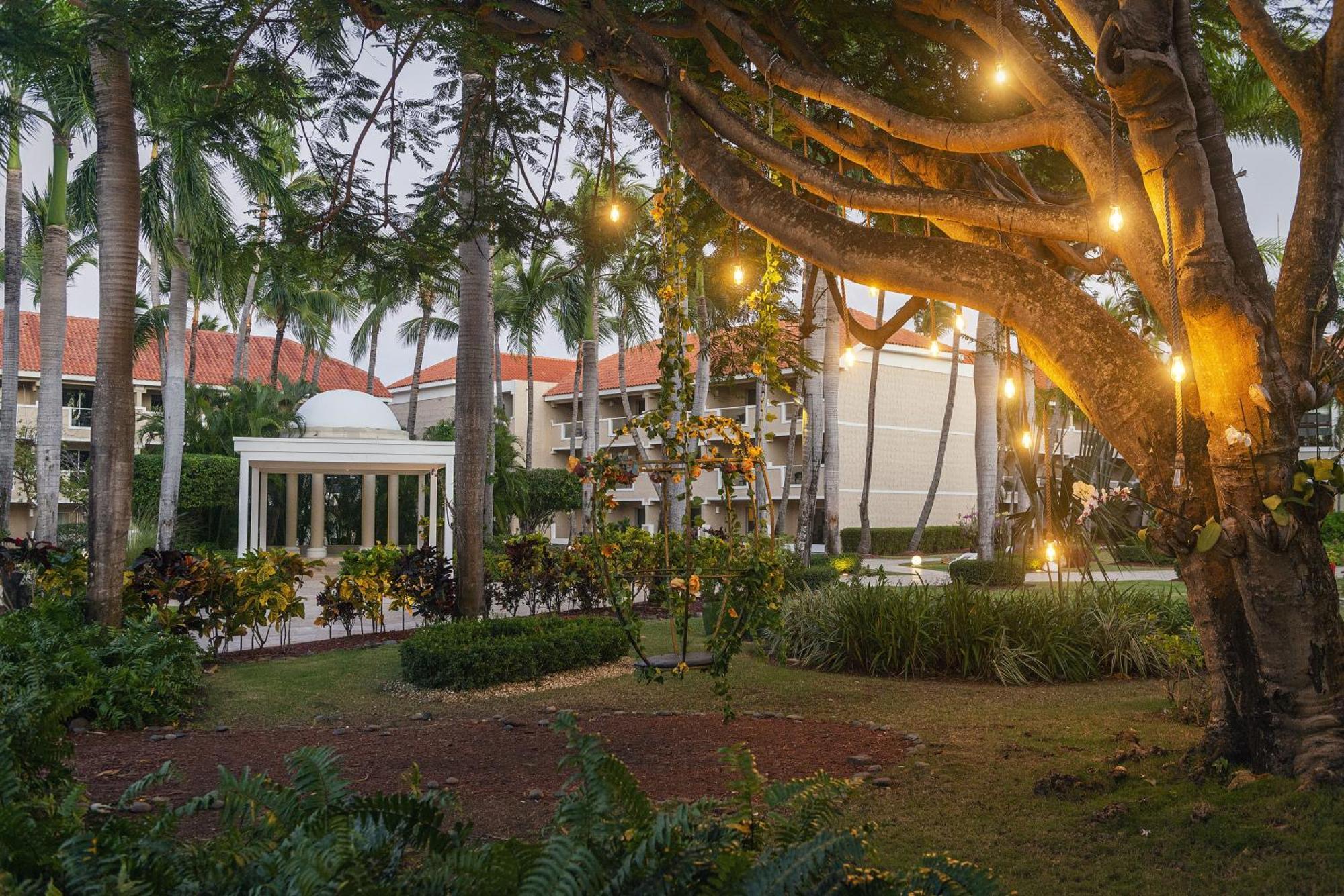 Jewel Palm Beach Пунта-Кана Экстерьер фото The Royal Hotel, Port Douglas
